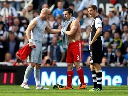 Jose Enrique juga terpaksa menjadi kiper Liverpool saat melawan Newcastle United pada 1 April 2012. Bek asal Spanyol itu gagal membantu Si Merah menang, yang akhirnya tumbang 0-2. (Foto: Alex Livesey/Getty Images)