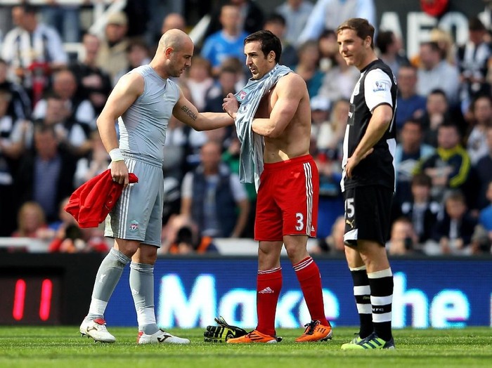 NEWCASTLE UPON TYNE, ENGLAND - APRIL 01:  Pepe Reina of Liverpool gives the goalie shirt to team mate Jose Enrique (R) after being sent off by Referee Martin Atkinson during the Barclays Premier League match between Newcastle United and Liverpool at Sports Direct Arena on April 1, 2012 in Newcastle upon Tyne, England.  (Photo by Alex Livesey/Getty Images)
