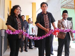 Bank Mega Resmikan SMA Maarif di Ketapang