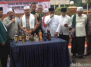 Pemusnahan 10 Ribu Botol Miras di Polres Jaktim Dihadiri Ulama