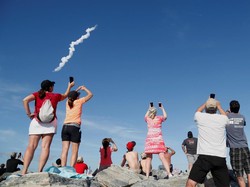 Ramai-ramai Nobar Penerbangan Roket Terkuat Sejagat