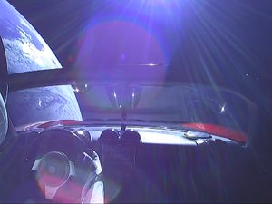 Melihat Perjalanan Starman dan Mobil Tesla Mengorbit di Mars