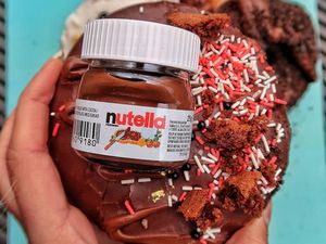 Yummy! Donat Ini Diberi Topping Brownies Nutella dan Botol Nutella Mini!