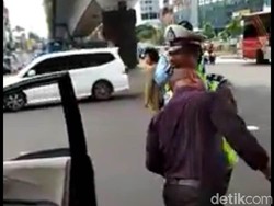 Bak Kerbau, Pemobil Ini Seruduk Pak Polisi