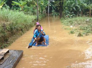 Banjir di Kampung Arus Naik Lagi, Warga Pakai Perahu Berangkat Kerja Banjir di Kampung Arus Naik Lagi, Warga Pakai Perahu Berangkat Kerja