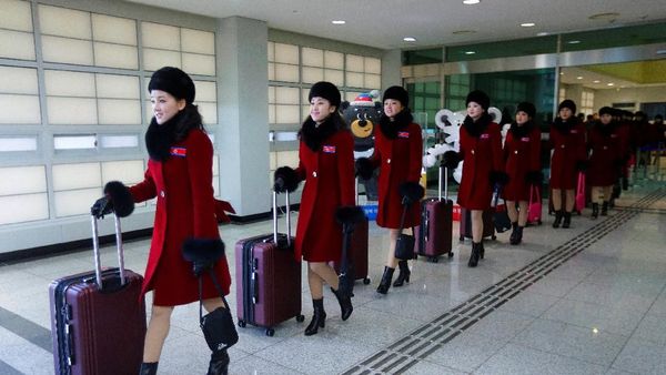 Gaya Cheerleader Korea Utara Saat Tiba di Korsel