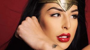 Bintang Panas Transgender Mirip Gal Gadot & Foto Masa Lalunya Bikin Geger