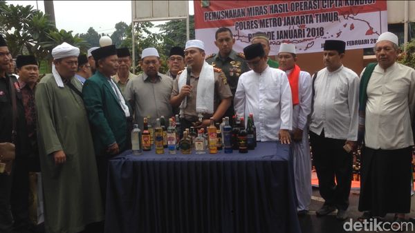 Pemusnahan 10 Ribu Miras di Jaktim yang Dihadiri Al-Khaththath