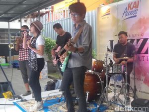 Menikmati Live Musik Jazz Sambil Nunggu Kereta di Stasiun Yogya