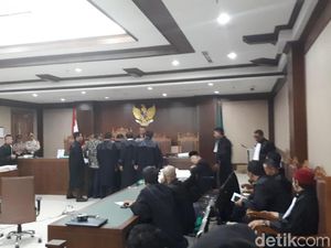 Pengacara Alfian Tanjung Tampilkan Buku Ribka, Hasto: Dia Bukan PKI Pengacara Alfian Tanjung Tampilkan Buku Ribka, Hasto: Dia Bukan PKI