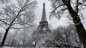 Setelah Banjir, Giliran Hujan Salju Lumpuhkan Paris