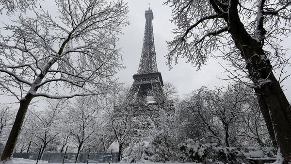 Setelah Banjir, Giliran Hujan Salju Lumpuhkan Paris