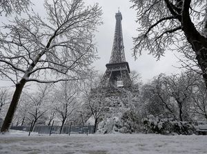 Setelah Banjir, Giliran Hujan Salju Lumpuhkan Paris