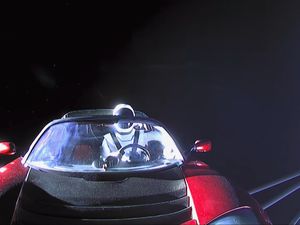 SpaceX Tunda Perjalanan Keliling Bulan