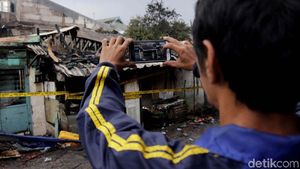 Ludes Terbakar, Rumah Ini Jadi Tontonan