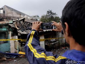 Ludes Terbakar, Rumah Ini Jadi Tontonan