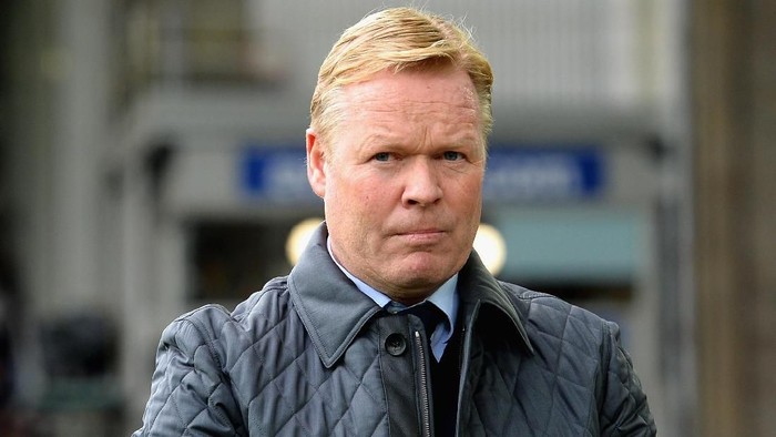 LIVERPOOL, ENGLAND - OCTOBER 22:  Ronald Koeman, Manager of Everton looks on prior to the Premier League match between Everton and Arsenal at Goodison Park on October 22, 2017 in Liverpool, England.  (Photo by Tony Marshall/Getty Images)