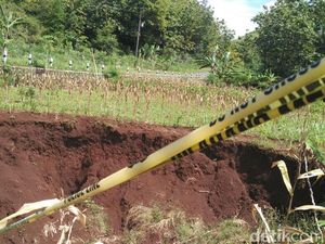 Lubang Misterius di Gunungkidul Dipasangi Garis Polisi Lubang Misterius di Gunungkidul Dipasangi Garis Polisi