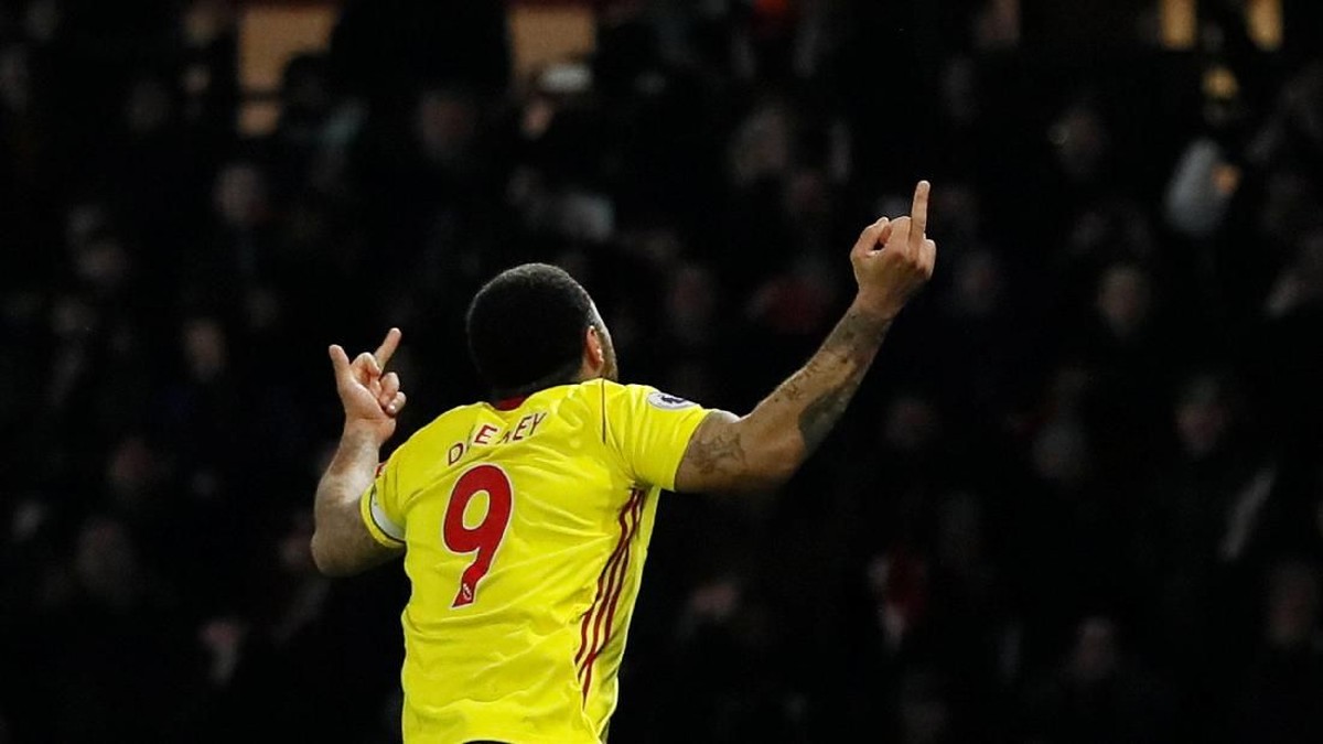 Penyerang Watford Troy Deeney mengacungkan jari tengah (David Klein/Reuters)