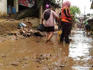 Banjir di Pejaten Timur Surut, Warga Bersih-bersih Rumah