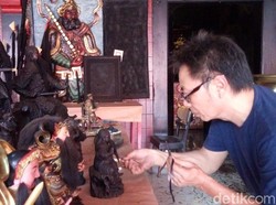 Jelang Imlek, Pusaka Kuno di Kelenteng Jepara Ini Dibersihkan