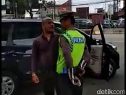 Tak Terima Ditegur, Pengendara Mobil Seruduk Polisi di Matraman