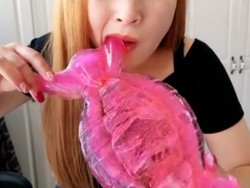 Makan Es Batu Bisa Jadi Tren Kuliner yang Viral di China? Ini Alasannya