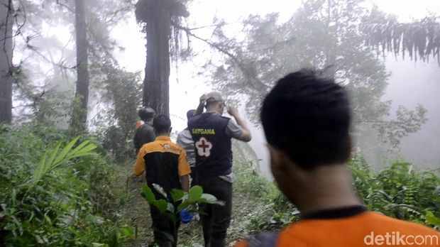 Tim SAR masih melakukan pencarian korban longsor