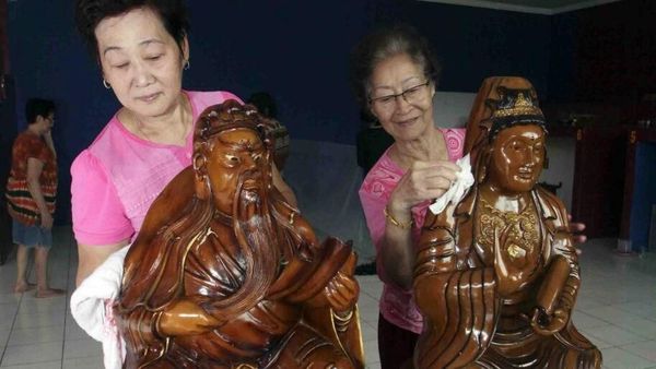 Foto: Rupang Dewa Klenteng Dibersihkan Jelang Imlek