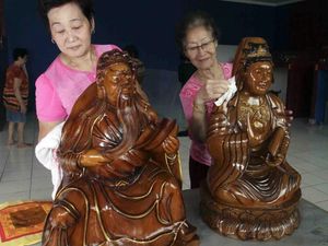 Foto: Rupang Dewa Klenteng Dibersihkan Jelang Imlek