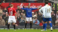 Pada 8 Maret 2008, bek MU Rio Ferdinand juga harus mengenakan sarung tangan saat melawan Portsmouth di perempatfinal Piala FA. Mantan pemain Inggris itu gagal menghalau penalti, dan MU kalah 0-1. (Foto: Richard Heathcote/Getty Images)