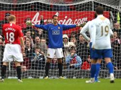 Pada 8 Maret 2008, bek MU Rio Ferdinand juga harus mengenakan sarung tangan saat melawan Portsmouth di perempatfinal Piala FA. Mantan pemain Inggris itu gagal menghalau penalti, dan MU kalah 0-1. (Foto: Richard Heathcote/Getty Images)