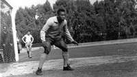 Legenda Brasil, Pele, ternyata juga pernah menjadi kiper dadakan buat Santos saat melawan Gremio pada 1963. Pele yang mencetak hat-trick di laga itu, menjadi kiper di lima menit akhir pertandingan. Ia melakukan beberapa penyelamatan dan mengantar timnya menang 4-3. (Foto: Allsport Hulton/Archive)