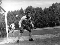Legenda Brasil, Pele, ternyata juga pernah menjadi kiper dadakan buat Santos saat melawan Gremio pada 1963. Pele yang mencetak hat-trick di laga itu, menjadi kiper di lima menit akhir pertandingan. Ia melakukan beberapa penyelamatan dan mengantar timnya menang 4-3. (Foto: Allsport Hulton/Archive)