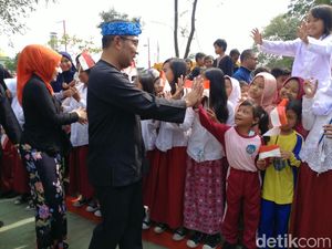 Ratusan Siswa SD Sambut Ridwan Kamil Resmikan Alun-alun Regol