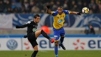 Dani Alves juga pernah menjadi kiper buat Paris Saint-Germain, saat melawan Sochaux pada 2018. Bek Brasil itu tak mendapat ancaman berarti saat menjaga mistar timnya. (Foto: Vincent Kessler/Reuters)