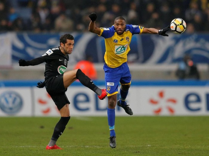 Saat Dani Alves Jadi Kiper Dadakan PSG