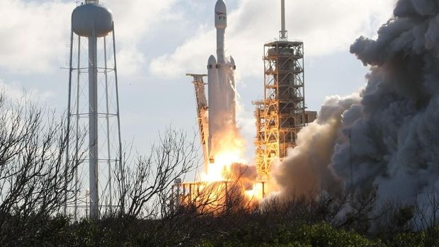 Peluncuran Falcon Heavy Sukses, Elon Musk Tuai Banjir Pujian