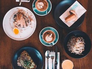 Makanan Sehat, Kopi Enak dan Tempat Nyaman Menanti Anda di Kafe Ini