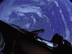 NASA Sebut Tesla Roadster Tak Akan Sampai ke Mars