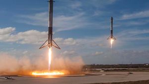 Momen Menakjubkan Mesin Falcon Heavy Balik Sendiri ke Bumi