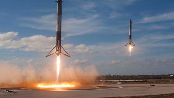 Momen Menakjubkan Mesin Falcon Heavy Balik Sendiri ke Bumi