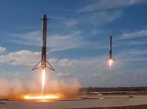 Momen Menakjubkan Mesin Falcon Heavy Balik Sendiri ke Bumi Momen Menakjubkan Mesin Falcon Heavy Balik Sendiri ke Bumi
