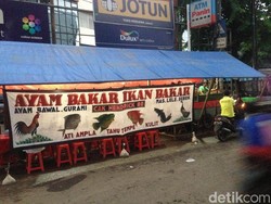 Usai Viral, Warung Pecel Lele yang Buka Saat Banjir Makin Laris