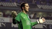 Bek Manchester United, John OShea, juga pernah pindah peran menjadi kiper di laga melawan Tottenham Hotspur pada 2007. Pemain asal Irlandia itu menggantikan Edwin van der Sar, dan bisa menjaga kemenangan 4-0 Setan Merah. (Foto: Phil Cole/Getty Images)