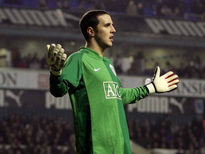 LONDON - FEBRUARY 04:  John O'Shea of Manchester United fills in for injued goalkeeper Edwin Van Der Sar during the Barclays Premiership match between Tottenham Hotspur and Manchester United at White Hart Lane on February 4, 2007 in London, England.  (Photo by Phil Cole/Getty Images)