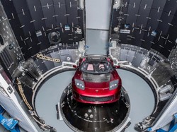 Mobilnya Terbang ke Angkasa, Tesla Rugi Rp 9,2 Triliun