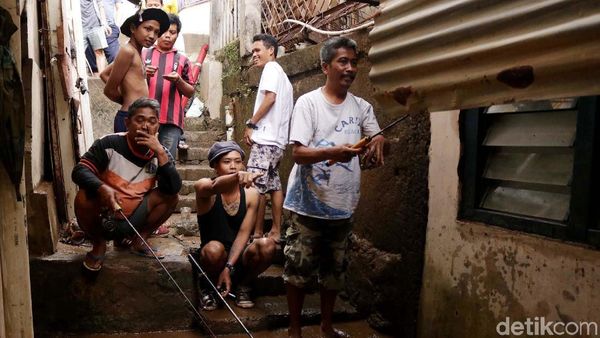 Banjir Surut, Warga Malah Asyik Mancing dan Bersihkan Lumpur
