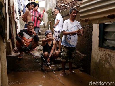 Banjir Surut, Warga Malah Asyik Mancing dan Bersihkan Lumpur