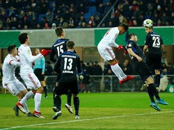 Bayern kemudian makin di atas angin setelah tandukan Corentin Tolisso di menit ke-55 membawa tim tamu unggul 4-0. Foto: Leon Kuegeler/Reuters